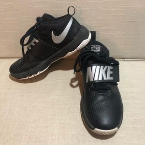 Nike Team Hustle boys shoes youth sz4